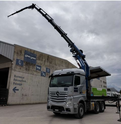 Camion grue CL043